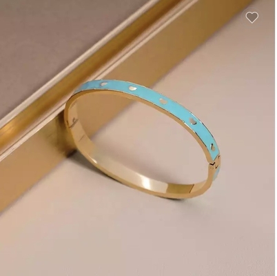 Os tipos luxuosos esmaltaram a pulseira de aço inoxidável do ouro azul do bracelete 24k da curvatura do amor