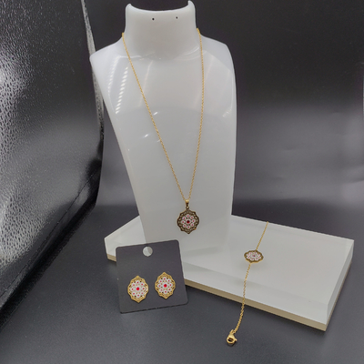 Os mais recentes brincos, colares e pulseiras de aço inoxidável de cor dourada com casca verde para senhoras.