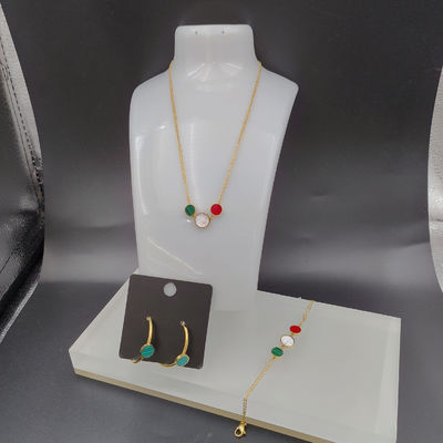 Os mais recentes brincos, colares e pulseiras de aço inoxidável de cor dourada com casca verde para senhoras.