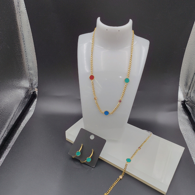 Os mais recentes brincos, colares e pulseiras de aço inoxidável de cor dourada com casca verde para senhoras.