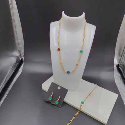 Os mais recentes brincos, colares e pulseiras de aço inoxidável de cor dourada com casca verde para senhoras.